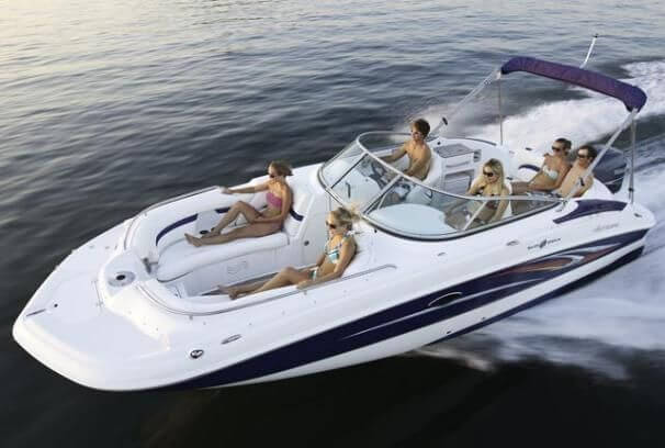 Hurricane 2400 Sundeck mit 250PS Aussenborder Boot Hurricane 2400 Sundeck mit 6 Personen an Bord bei voller Fahrt