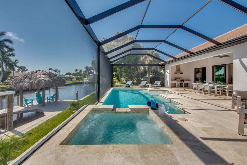 Whirlpool and pool in the Villa Aesthetic