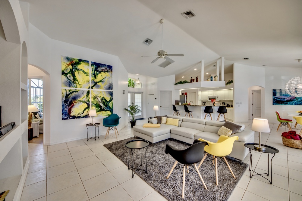 Offenes Wohnzimmer mit Küche in der Villa Blue Lagoon