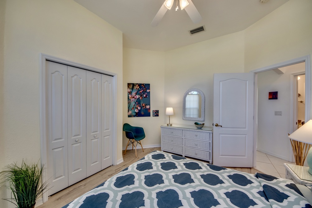 Schlafzimmer mit einem Einbauschrank in der Villa Blue Lagoon