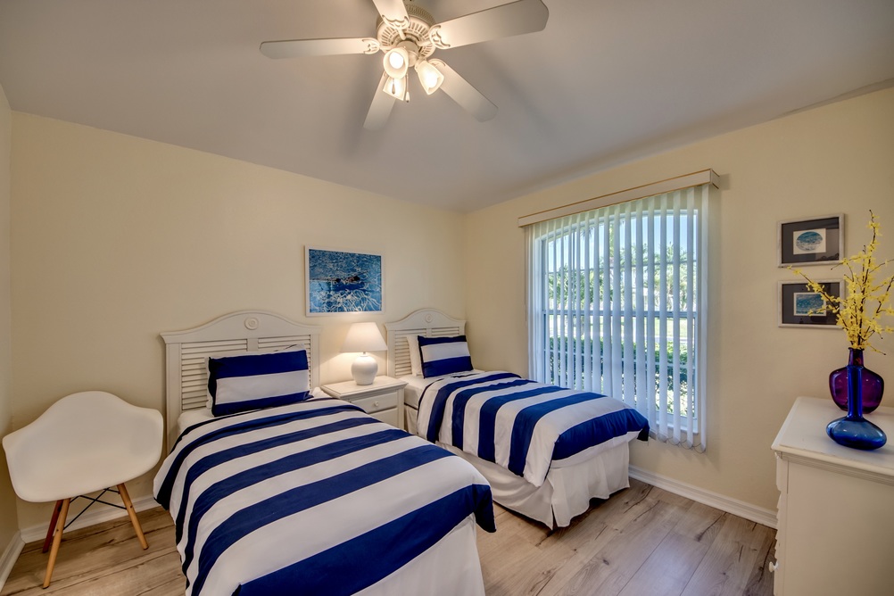 Schlafzimmer mit zwei Betten in der Villa Blue Lagoon