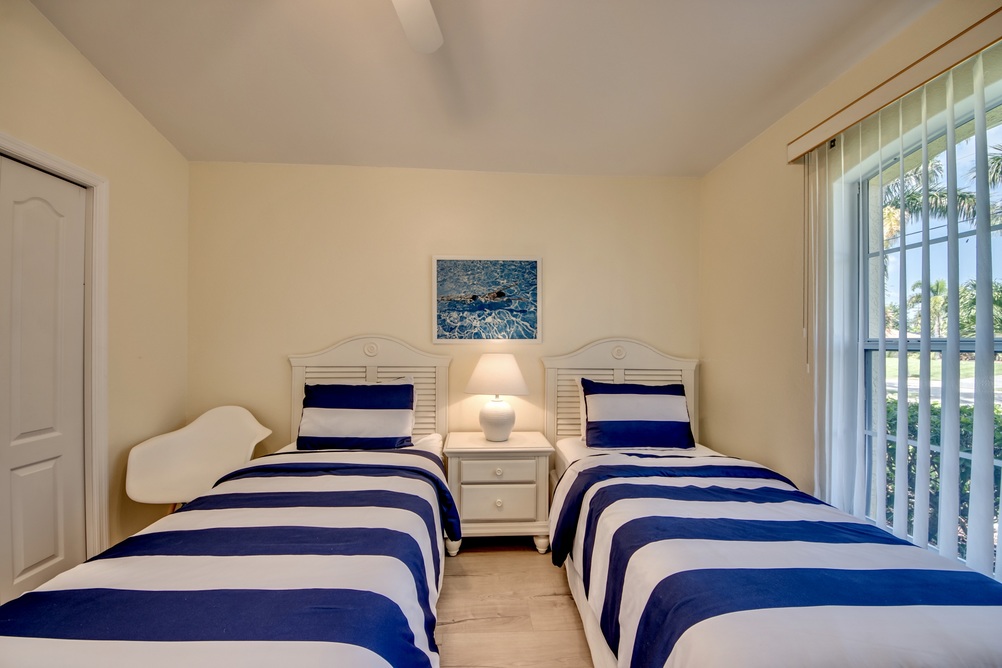 Schlafzimmer mit zwei Betten und einem Nachttisch in der Villa Blue Lagoon