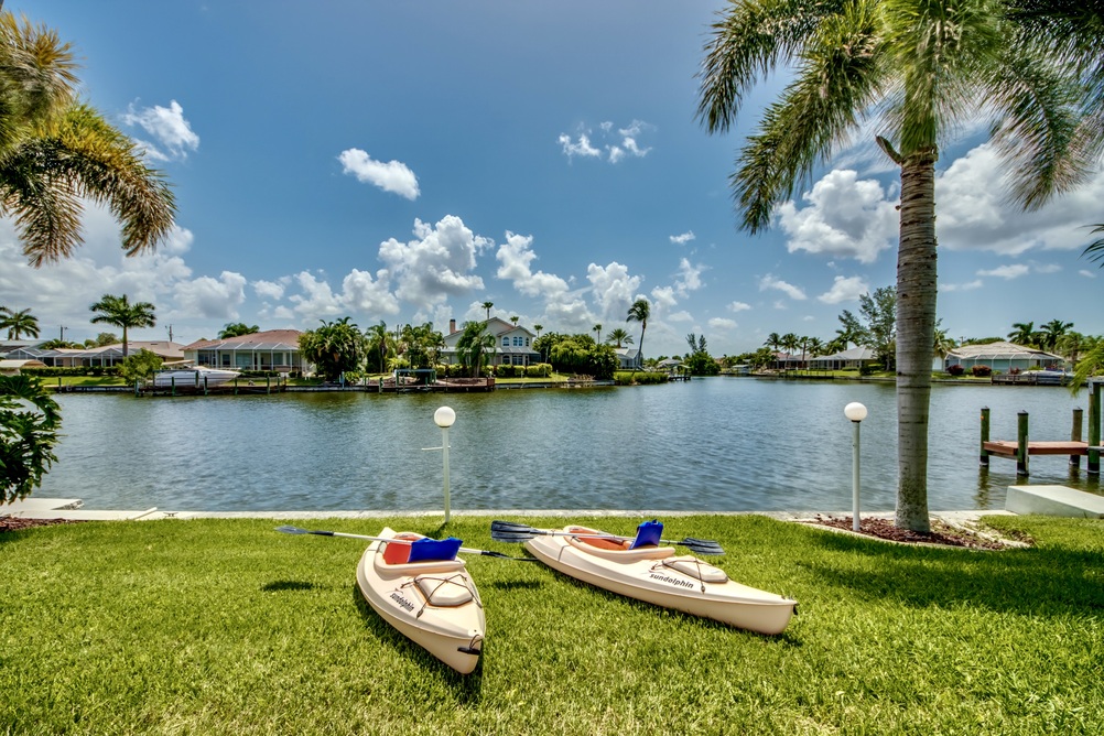 Kayaks auf der Wiese vor dem Wasser in der Villa Blue Lagoon