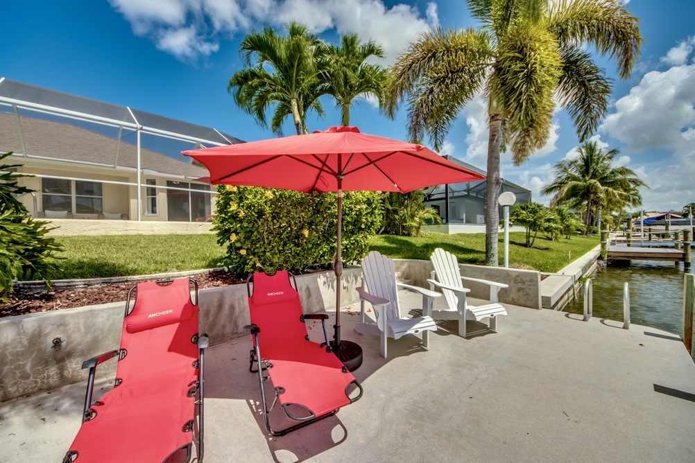 Sonnenliegen und Sonnstühle auf dem Steg hinter der Villa Blue Lagoon