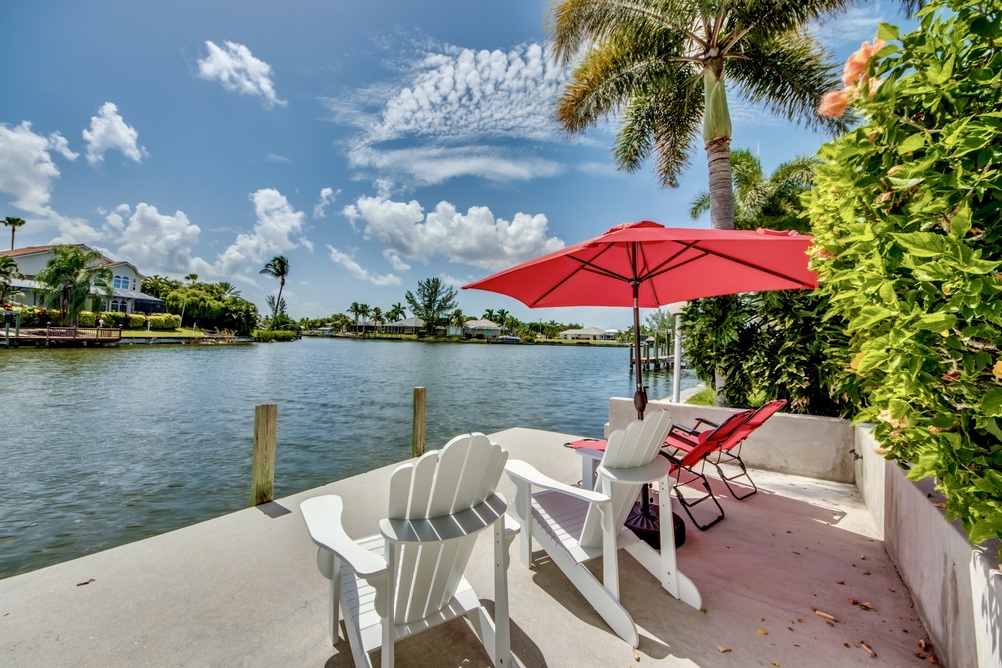 Chill area mit Aussicht zum Wasser der Villa Blue Lagoon