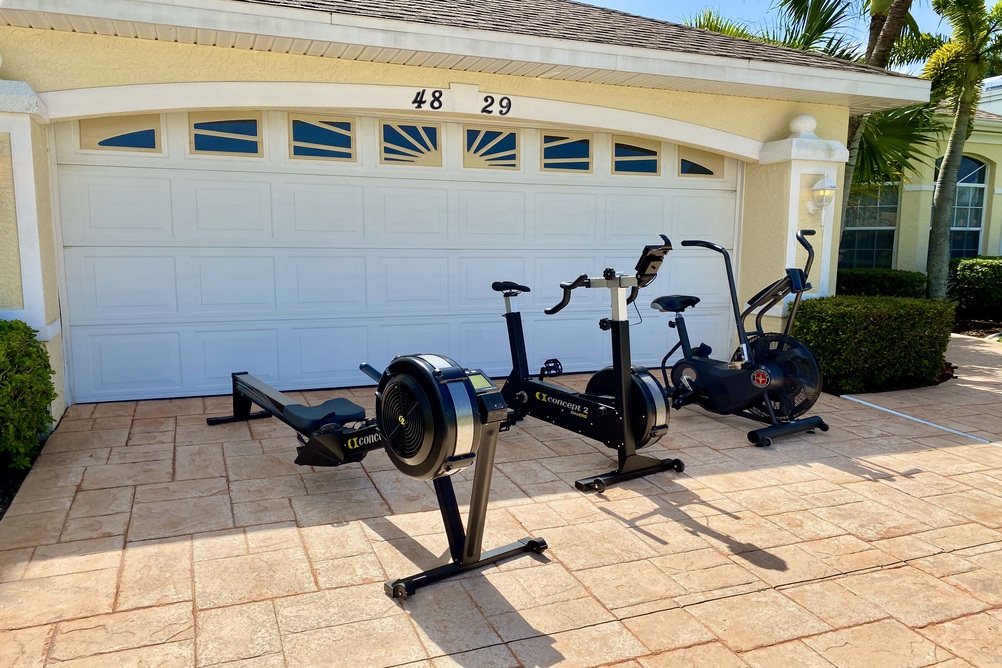Sportgeräte vor der Garage der Villa Blue Lagoon