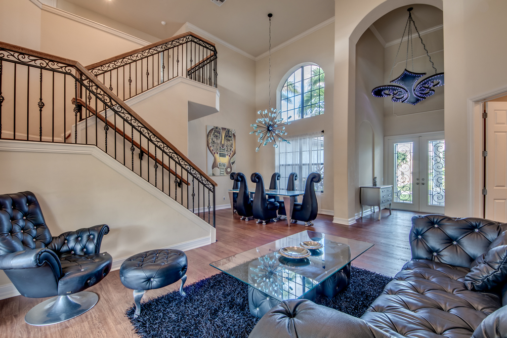 Wohn- und Esszimmer mit einer Treppe nach oben in der Villa Dolphin’s Surf