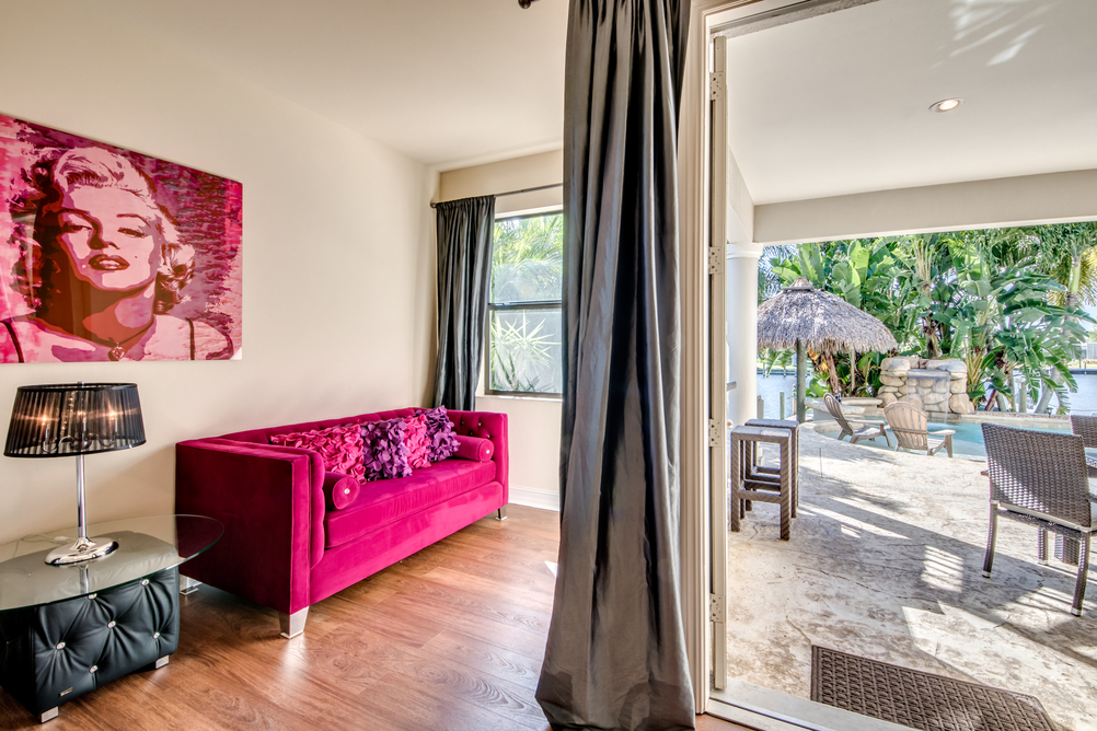 Master Bedroom mit einem Pinken Sofa in der Villa Dolphin’s Surf