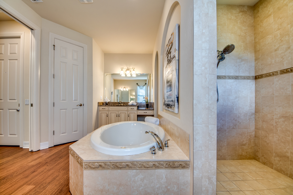 Badezimmer mit einer Badewanne in der Villa Dolphin’s Surf