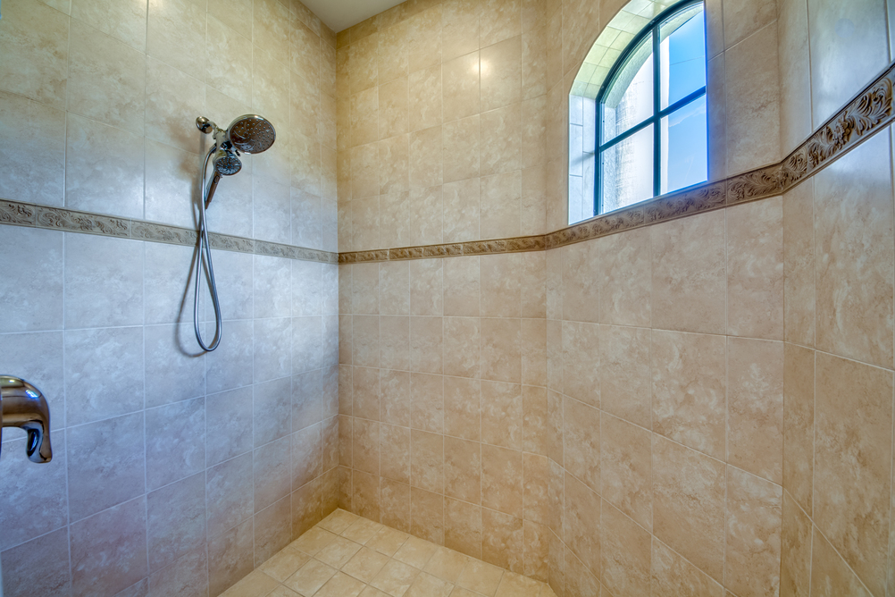Badezimmer mit einer Dusche in der Villa Dolphin’s Surf