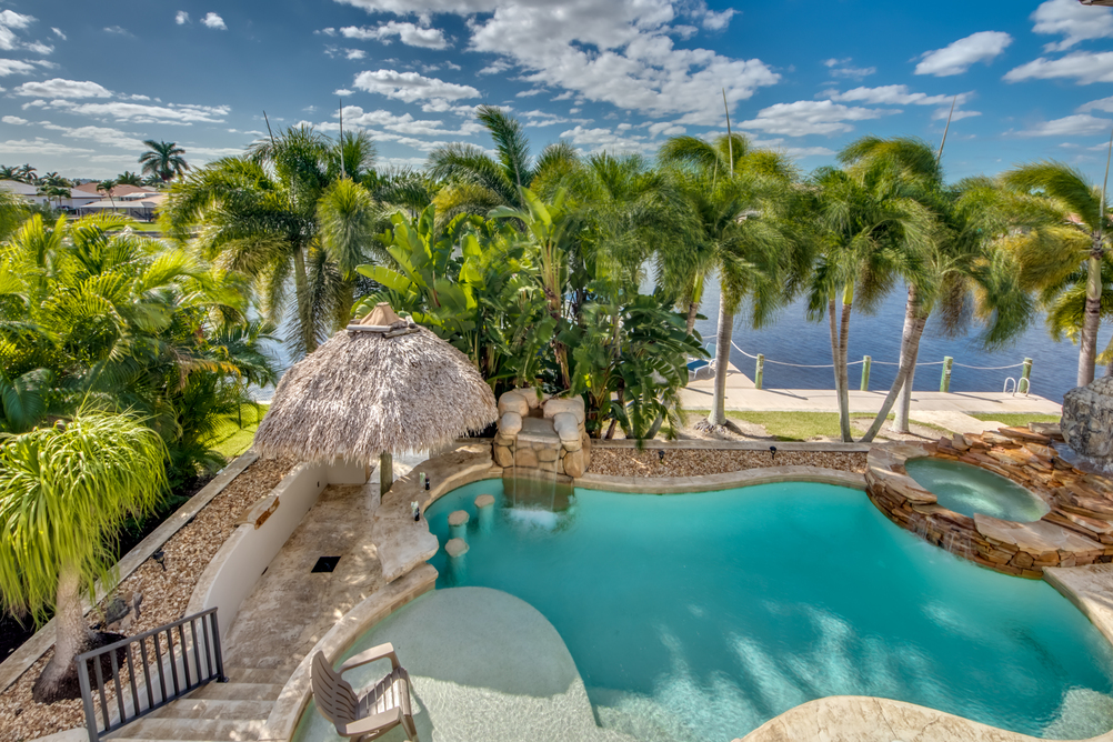 Ausblick auf den Pool der Villa Dolphin’s Surf