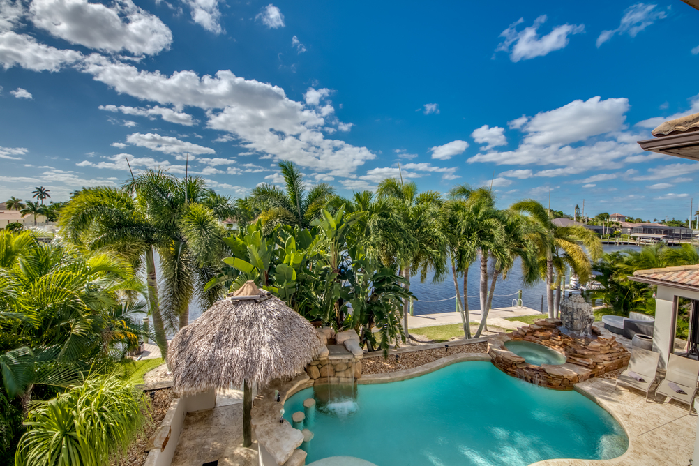 Ausblick auf den Pool in der Villa Dolphin’s Surf