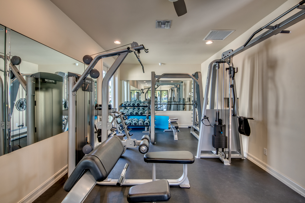 Geräte und Spiegel in dem Gym Zimmer in der Villa Dolphin’s Surf
