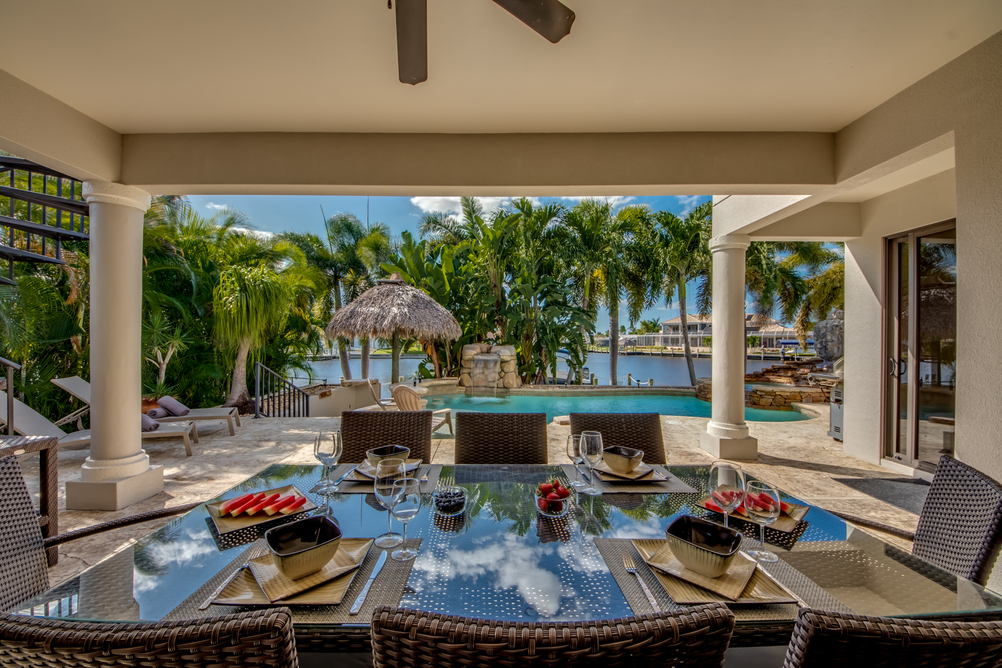 Esstisch vor dem Pool in der Villa Dolphin’s Surf