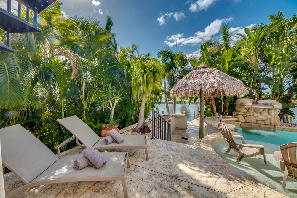 Sonnenliegen in der Villa Dolphin’s Surf