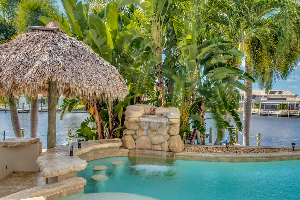 Pool mit einem Barberiech der Villa Dolphin’s Surf