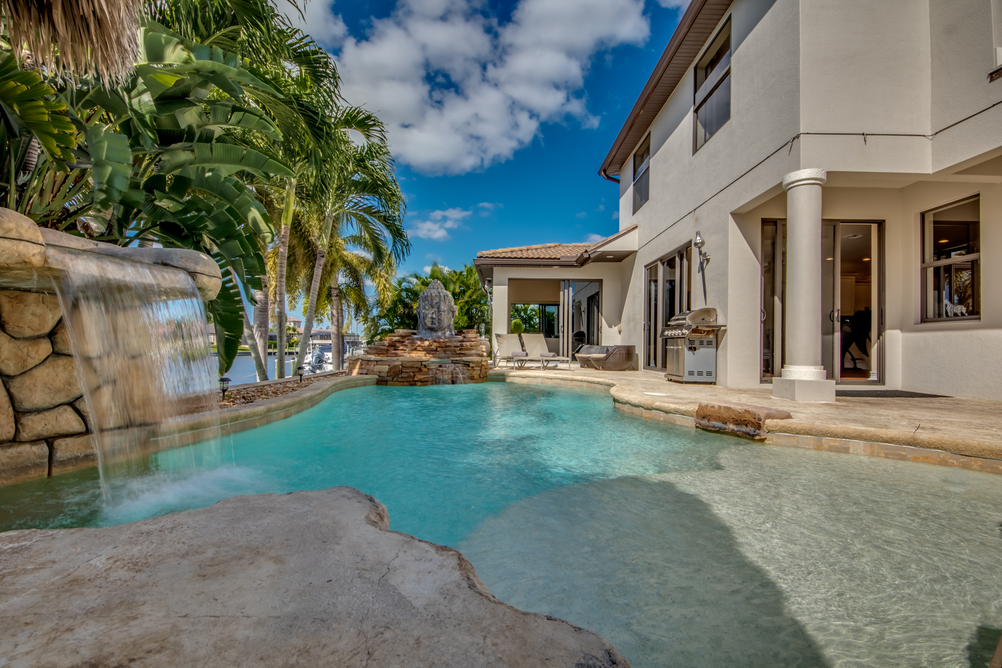 Pool mit einem kleinen Wasserfall der Villa Dolphin’s Surf