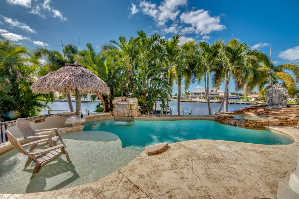 Pool Beriech der Villa Dolphin’s Surf