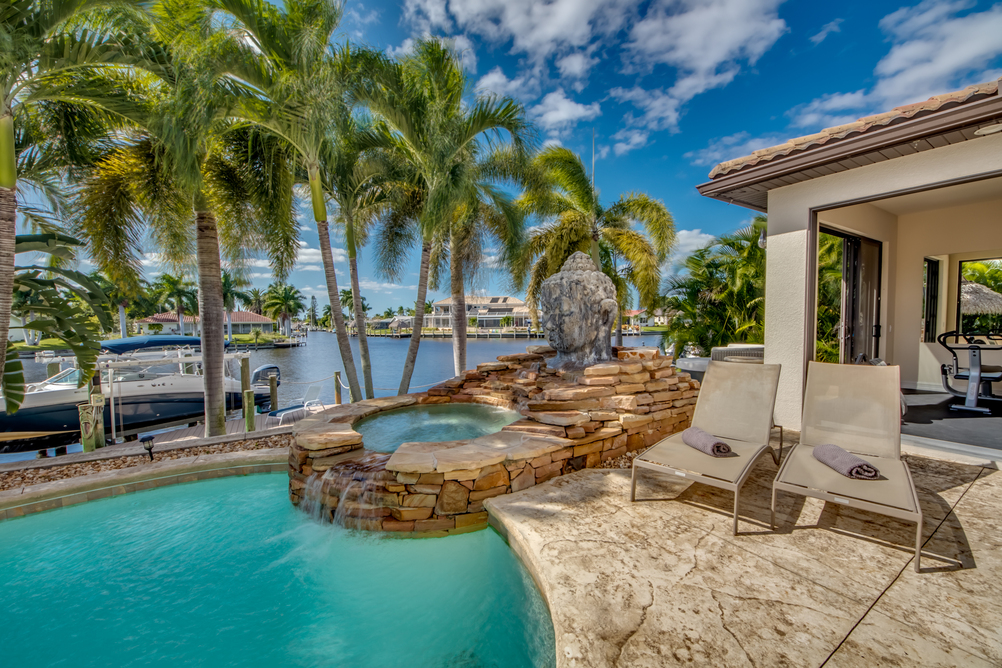 Pool mit einer Statue der Villa Dolphin’s Surf