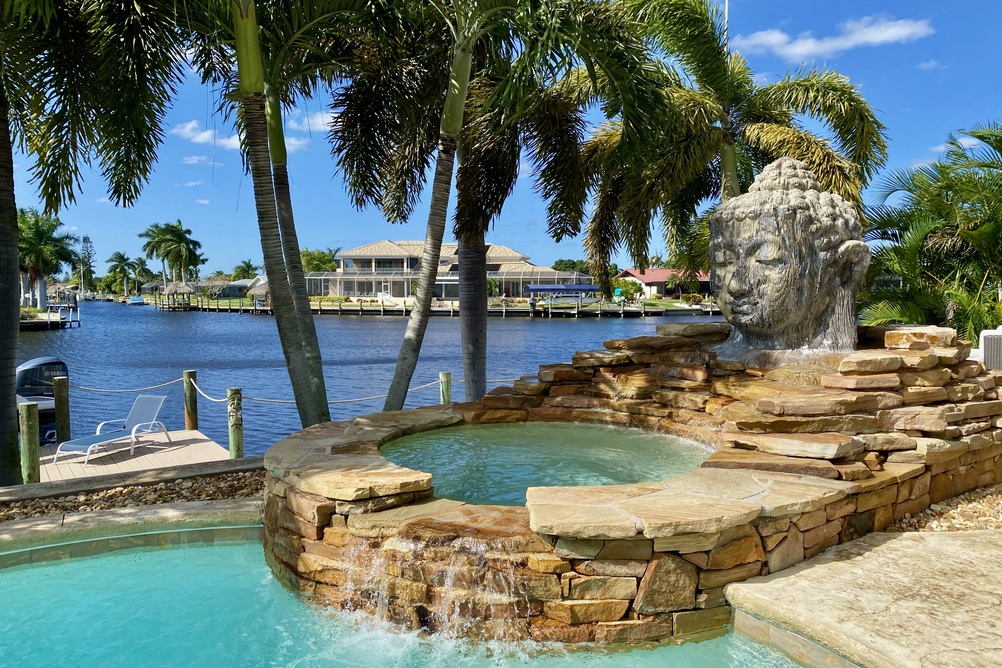 Pool mir einer Statue der Villa Dolphin’s Surf