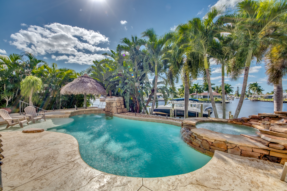 Pool Bereich mit Ausblick auf das Wasser der Villa Dolphin’s Surf