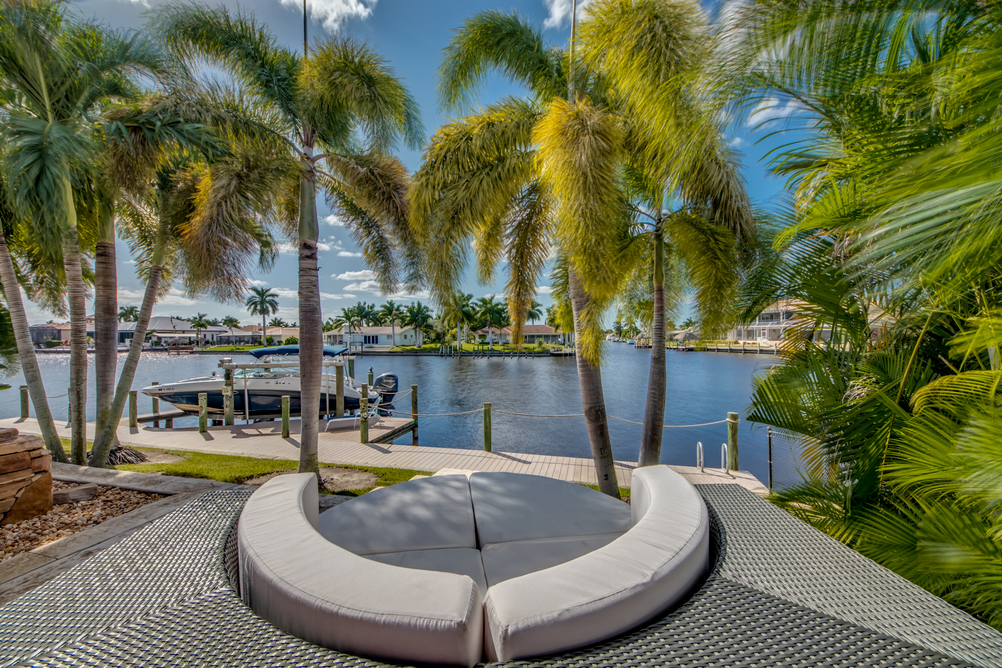 Chill area mit Ausblick auf das Wasser der Villa Dolphin’s Surf