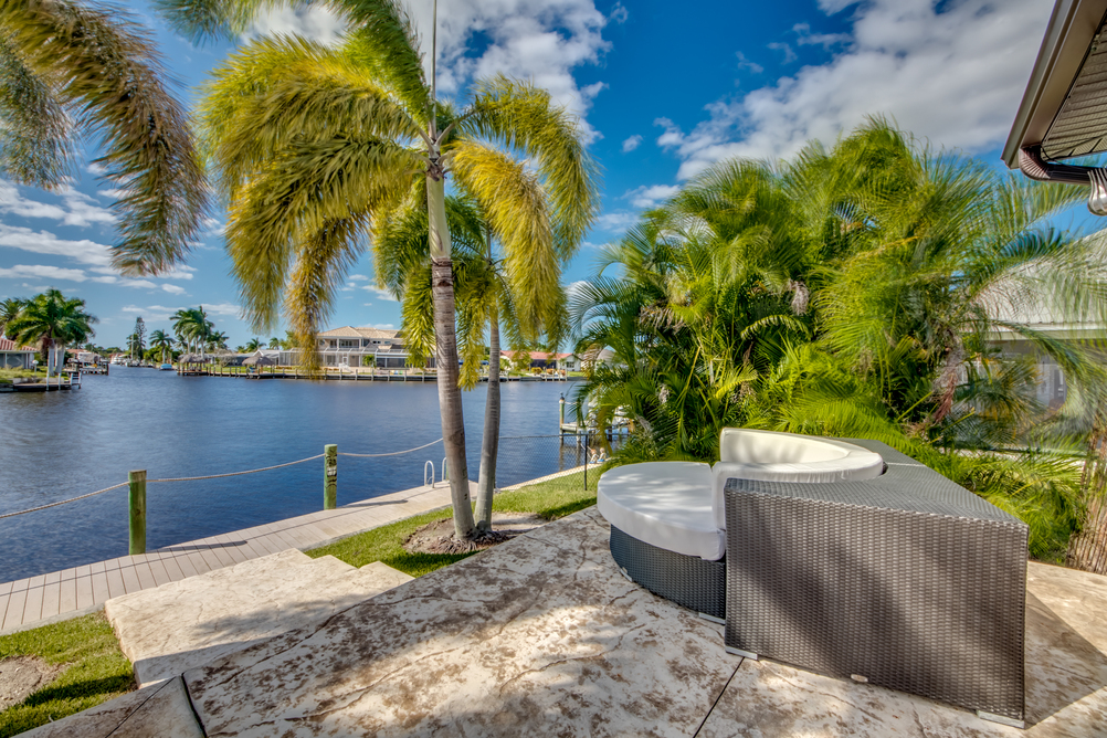 Chill Area mit Ausblick der Villa Dolphin’s Surf