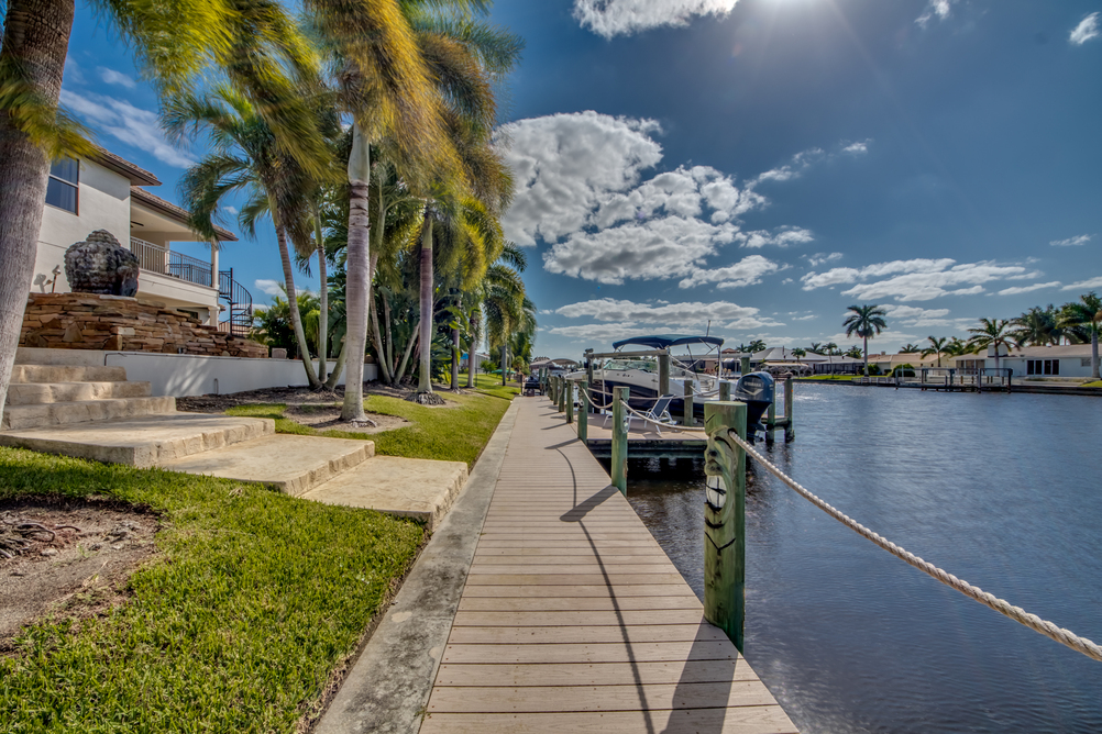 Steg am Wasser der Villa Dolphin’s Surf