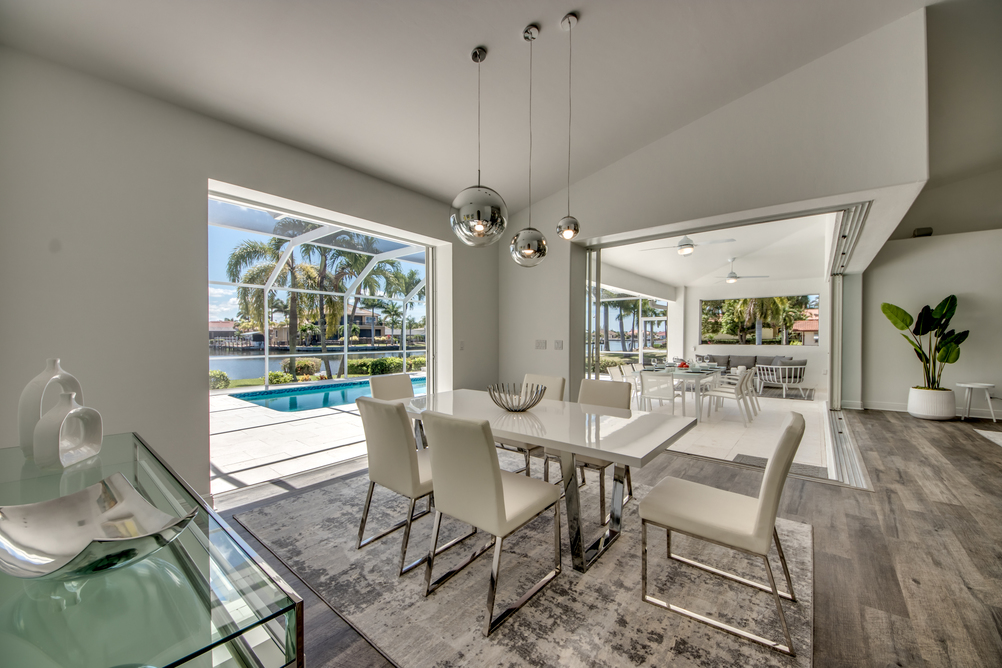 Modernes Esszimmer in der Villa Inspiration