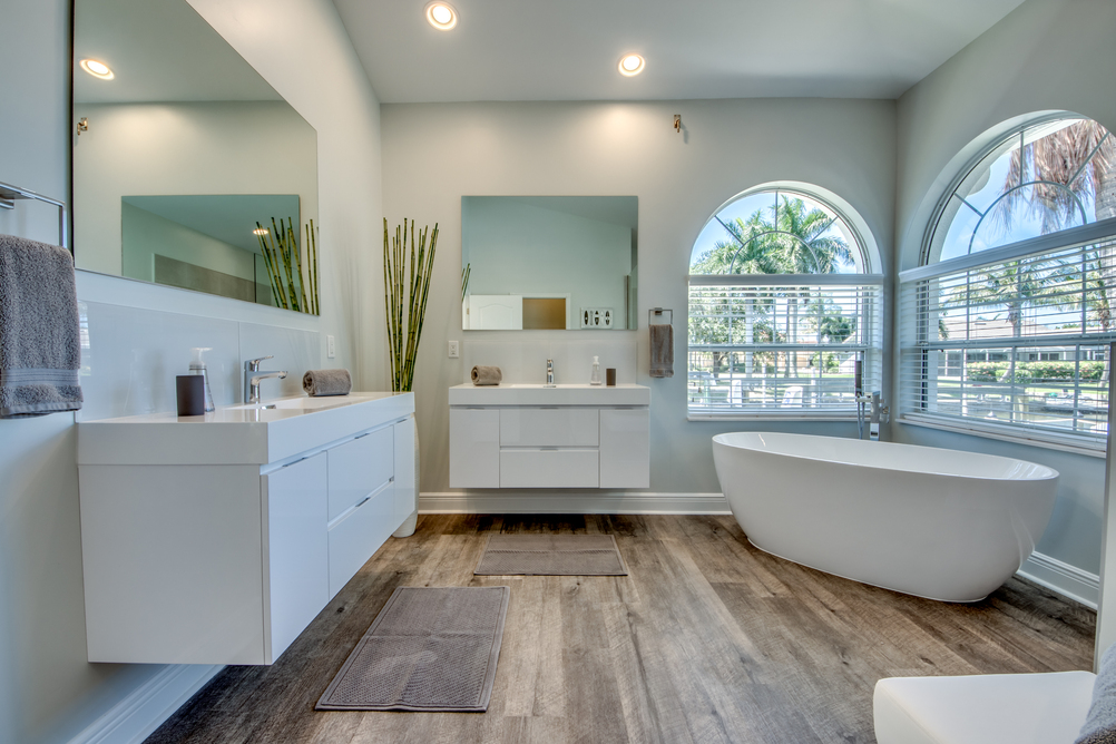 Modernes Master Bathroom mit weißen Möbeln in der Villa Inspiration