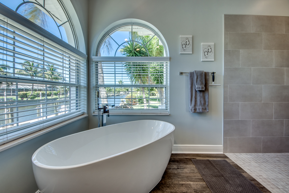 Badezimmer mit einer großen Badewanne in der Villa Inspiration