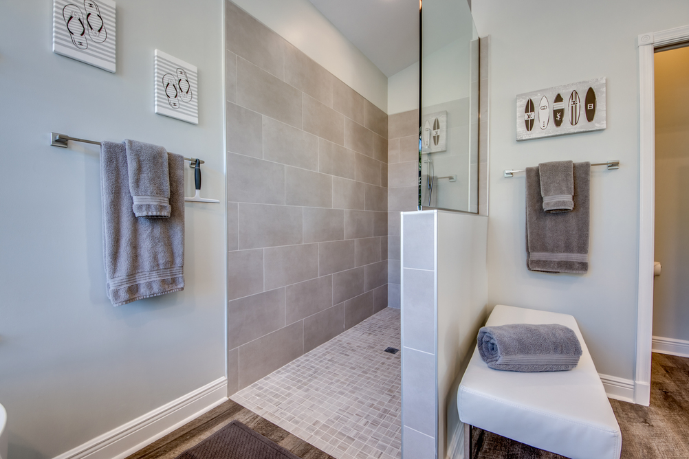 Modernes Badezimmer mit einer Dusche in der Villa Inspiration