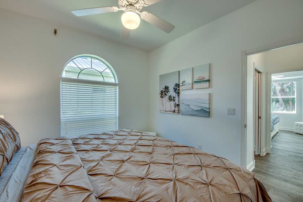 Modernes Schlafzimmer mit Bilder an der Wand in der Villa Inspiration