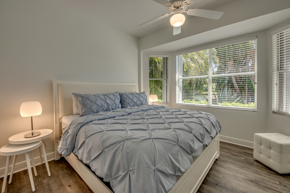 Modernes Schlafzimmer mit weißen Möbeln in der Villa Inspiration