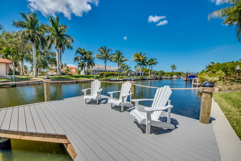 Steg am Wasser hinter der Villa Inspiration