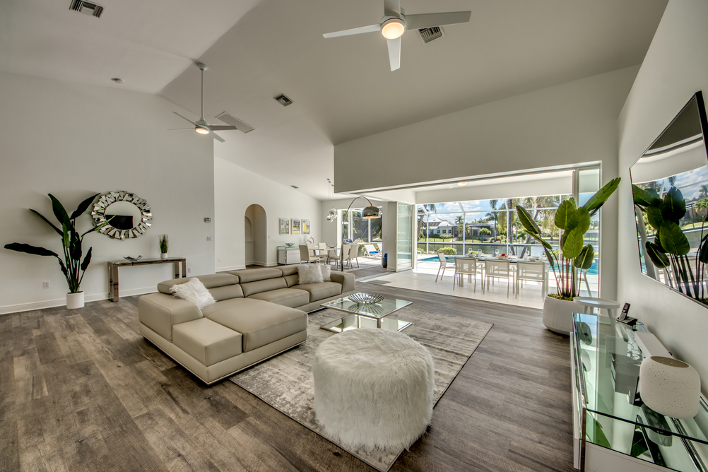 Modernes Wohnzimmer der Villa Inspiration