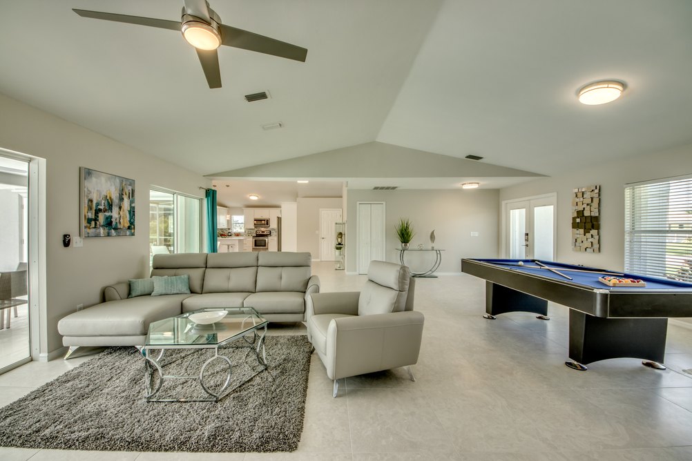 Billiard Tisch neben dem Wohnzimmer in der Villa Sunset Avenue