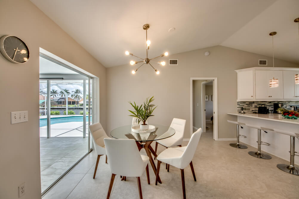 Runder Esstisch in der Villa Sunset Avenue