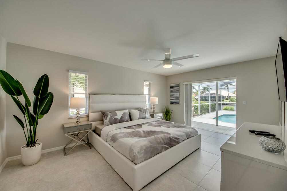 Master Bedroom mit weißen Möbeln in der Villa Sunset Avenue