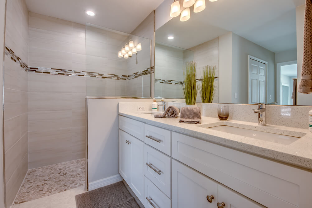 Master Bathroom mit einer großen Dusche in der Villa Sunset Avenue