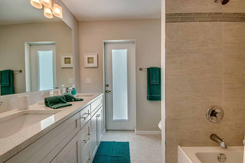 Pool Badezimmer mit blauen Handtüchern in der Villa Sunset Avenue
