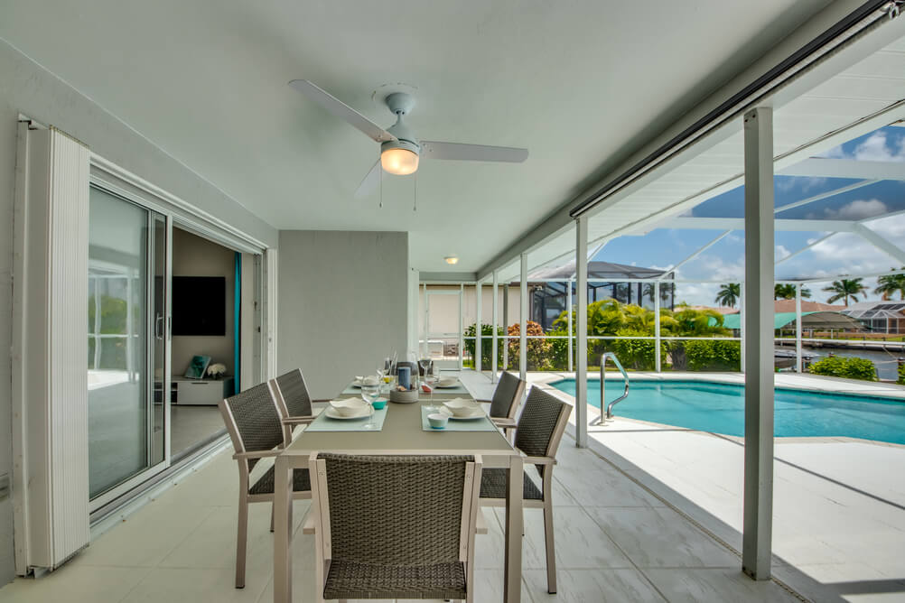 Esstisch auf der Terrasse der Villa Sunset Avenue