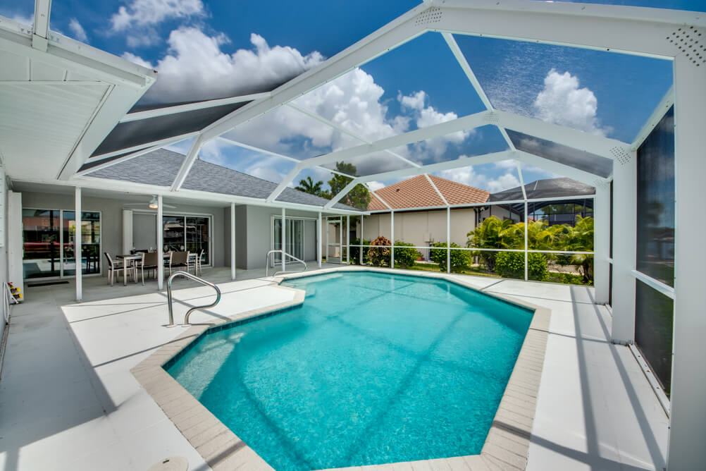 Pool der Villa Sunset Avenue mit dem Ausblick auf die Villa